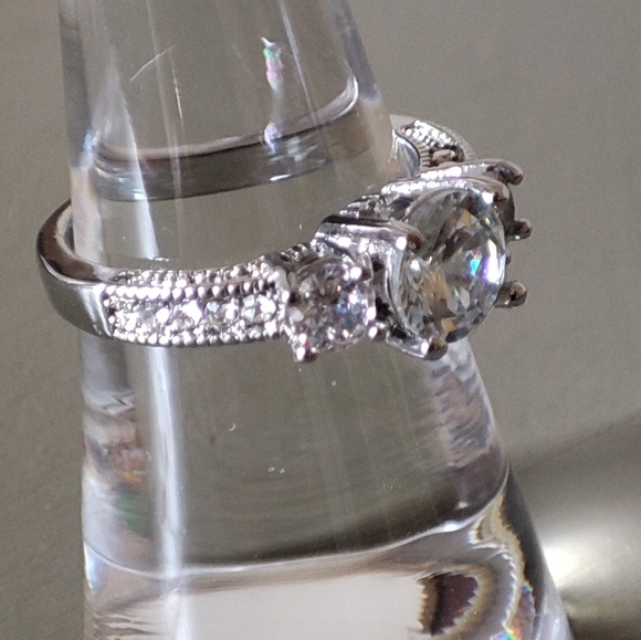 Cubic Zirconia Silvertone Rhodium Plate Engagement Solitaire Ring Size 7 1/2 NEW - Picture 2 of 5